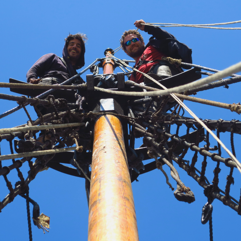 gabiers Arthur et Thomas sur les barres de perroquet