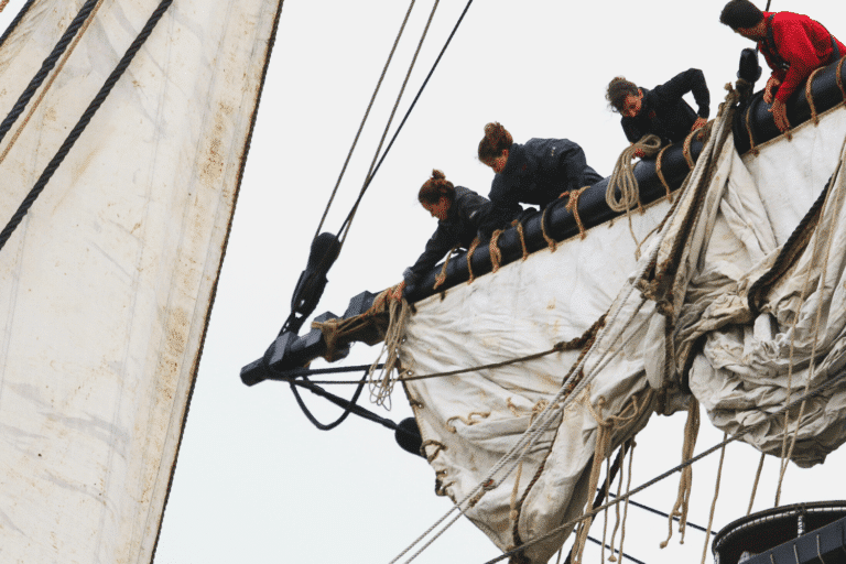 Déplacement sur la vergue de petit hunier