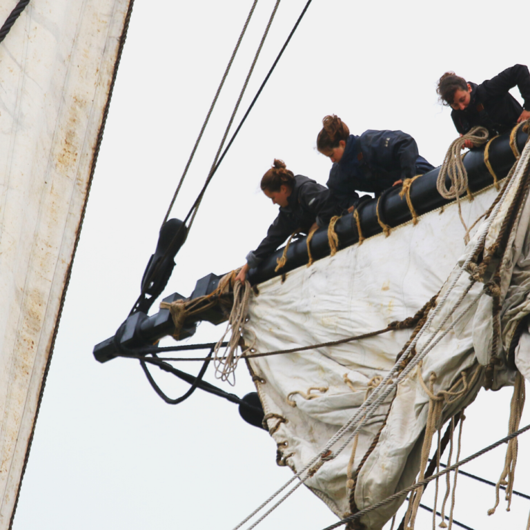 Déplacement sur la vergue de petit hunier