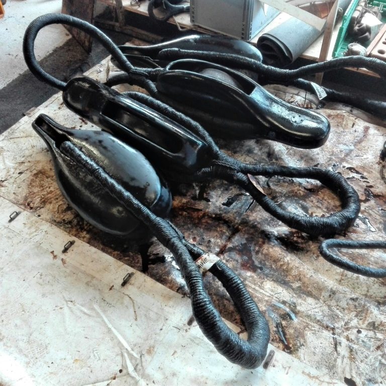 Poulies de L’Hermione en cours d’entretien