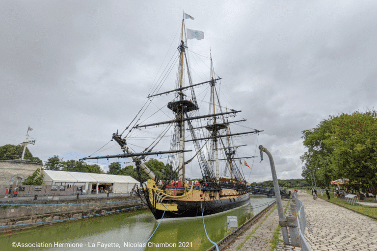 L’Hermione pavoisée