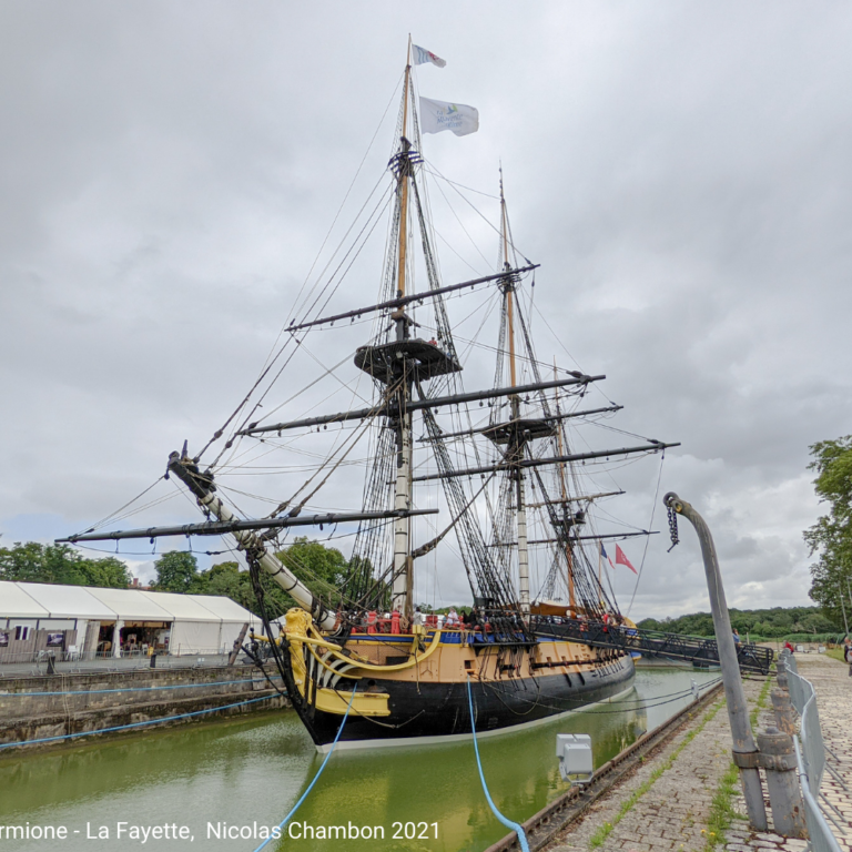 L’Hermione pavoisée