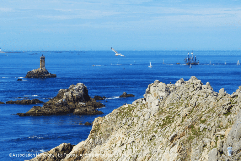 L’Hermione en approche du phare de la vielle