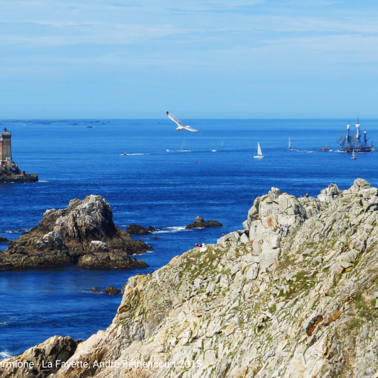 L’Hermione en approche du phare de la vielle