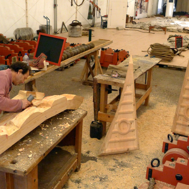 Frederic Nobili sculpte les ornements