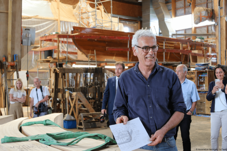 Yann Mauffret devant l'une des nouvelles pièces de la coque dans les ateliers du Chantier du Guip à Brest