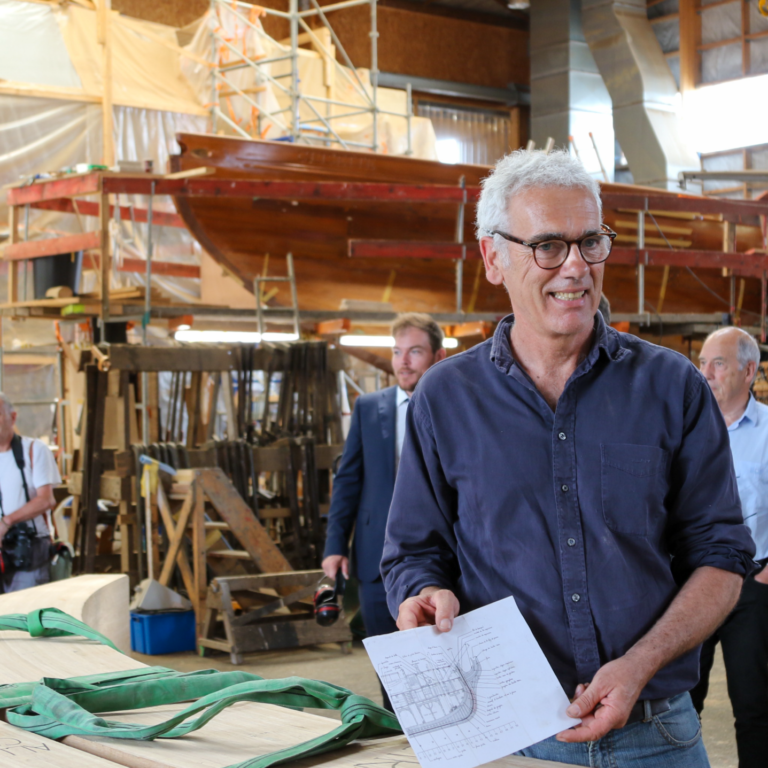 LG5A0321 Yann Mauffret devant l'une des nouvelles pièces de la coque dans les ateliers du Chantier du Guip à Brest